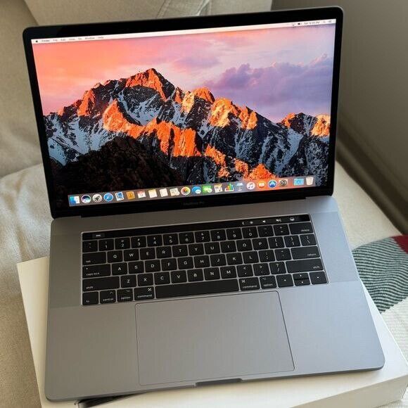 Apple MacBook Pro 15" (2016) - Intel Core i7 2.6GHz, 16GB RAM, 256GB SSD - Space Gray with Touch Bar